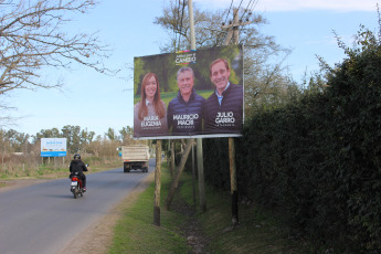 Todo indica que el próximo Presidente de la Argentina estará entre Alberto Fernández, quien lleva como candidata a la Vicepresidencia a la ex Presidenta Cristina Fernández de Kirchner, y Mauricio Macri, actual Presidente de Argentina, que va por su segundo mandato y es acompañado en la formula presidencial por el peronista Miguel Angel Pichetto. Luego de las Primarias del domingo 11 de agosto, la elección de octubre definirá al próximo Presidente, entre otros cargos. El sistema electoral argentino establece que, para ser presidente, el candidato más votado debe obtener al menos el 45