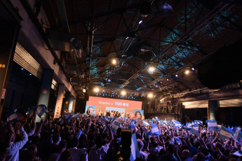 BUENOS AIRES, ARGENTINA.- En la foto tomada el 27 de octubre de 2019, en Buenos Aires, los festejos de los candidatos electos por el Frente de Todos hablan frente a una multitud. La fórmula Alberto Fernández-Cristina Fernández de Kirchner se impuso con el 48,3 por ciento de los votos contra el 40,44 por ciento la fórmula encabezada por el presidente, Mauricio Macri que pese a la sorprendente remontada después del duro traspié en las PASO no logró el sueño de forzar un balotaje.