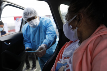 Lima, Perú.- En las fotos tomadas el 26 de marzo del 2021, muestra un centro de vacunación contra el coronavirus. La cifra de casos de coronavirus en Perú superó el millón y medio, y la de muertes alcanzó 50.831 desde que irrumpió la pandemia hace 12 meses, informó el Ministerio de Salud. Mientras, la vacunación contra el Covid-19 avanza a paso lento desde que empezó el 9 de febrero, debido a la falta de dosis cuya adquisición negocia el Gobierno.