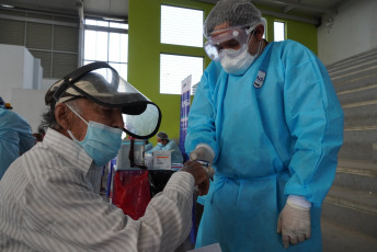 Lima, Perú.- En las fotos tomadas el 26 de marzo del 2021, muestra un centro de vacunación contra el coronavirus. La cifra de casos de coronavirus en Perú superó el millón y medio, y la de muertes alcanzó 50.831 desde que irrumpió la pandemia hace 12 meses, informó el Ministerio de Salud. Mientras, la vacunación contra el Covid-19 avanza a paso lento desde que empezó el 9 de febrero, debido a la falta de dosis cuya adquisición negocia el Gobierno.