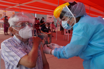 Lima, Perú.- En las fotos tomadas el 26 de marzo del 2021, muestra un centro de vacunación contra el coronavirus. La cifra de casos de coronavirus en Perú superó el millón y medio, y la de muertes alcanzó 50.831 desde que irrumpió la pandemia hace 12 meses, informó el Ministerio de Salud. Mientras, la vacunación contra el Covid-19 avanza a paso lento desde que empezó el 9 de febrero, debido a la falta de dosis cuya adquisición negocia el Gobierno.