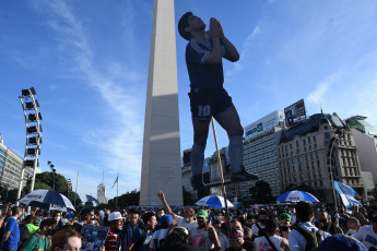 Buenos Aires, Argentina.- En la foto tomada el 10 de marzo de 2021, con la llegada de sus hijas Dalma y Gianinna comenzó la marcha en el Obelisco de Buenos Aires para pedir justicia tras la muerte de Diego Maradona.