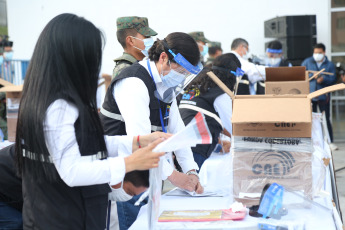 Guayaquil, Ecuador.- En las fotos tomadas el 26 de marzo del 2021, autoridades preparan el proceso de voto en casa a nivel nacional en medio de la pandemia de coronavirus. El Consejo Nacional Electoral (CNE) de Ecuador concluyo este jueves el proceso de impresión de papeletas para la segunda vuelta de los comicios presidenciales, prevista el 11 de abril próximo.