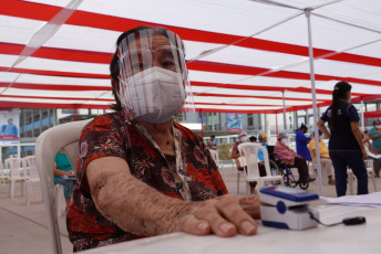 Lima, Perú.- En las fotos tomadas el 26 de marzo del 2021, muestra un centro de vacunación contra el coronavirus. La cifra de casos de coronavirus en Perú superó el millón y medio, y la de muertes alcanzó 50.831 desde que irrumpió la pandemia hace 12 meses, informó el Ministerio de Salud. Mientras, la vacunación contra el Covid-19 avanza a paso lento desde que empezó el 9 de febrero, debido a la falta de dosis cuya adquisición negocia el Gobierno.