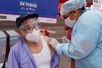 Lima, Perú.- En las fotos tomadas el 26 de marzo del 2021, muestra un centro de vacunación contra el coronavirus. La cifra de casos de coronavirus en Perú superó el millón y medio, y la de muertes alcanzó 50.831 desde que irrumpió la pandemia hace 12 meses, informó el Ministerio de Salud. Mientras, la vacunación contra el Covid-19 avanza a paso lento desde que empezó el 9 de febrero, debido a la falta de dosis cuya adquisición negocia el Gobierno.