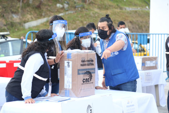 Guayaquil, Ecuador.- En las fotos tomadas el 26 de marzo del 2021, autoridades preparan el proceso de voto en casa a nivel nacional en medio de la pandemia de coronavirus. El Consejo Nacional Electoral (CNE) de Ecuador concluyo este jueves el proceso de impresión de papeletas para la segunda vuelta de los comicios presidenciales, prevista el 11 de abril próximo.