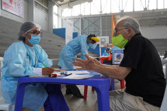 Lima, Perú.- En las fotos tomadas el 26 de marzo del 2021, muestra un centro de vacunación contra el coronavirus. La cifra de casos de coronavirus en Perú superó el millón y medio, y la de muertes alcanzó 50.831 desde que irrumpió la pandemia hace 12 meses, informó el Ministerio de Salud. Mientras, la vacunación contra el Covid-19 avanza a paso lento desde que empezó el 9 de febrero, debido a la falta de dosis cuya adquisición negocia el Gobierno.