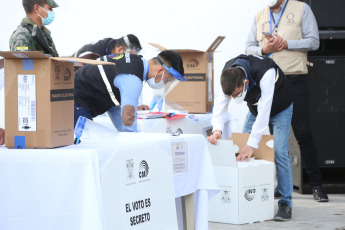 Guayaquil, Ecuador.- En las fotos tomadas el 26 de marzo del 2021, autoridades preparan el proceso de voto en casa a nivel nacional en medio de la pandemia de coronavirus. El Consejo Nacional Electoral (CNE) de Ecuador concluyo este jueves el proceso de impresión de papeletas para la segunda vuelta de los comicios presidenciales, prevista el 11 de abril próximo.