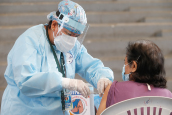 Lima, Perú.- En las fotos tomadas el 26 de marzo del 2021, muestra un centro de vacunación contra el coronavirus. La cifra de casos de coronavirus en Perú superó el millón y medio, y la de muertes alcanzó 50.831 desde que irrumpió la pandemia hace 12 meses, informó el Ministerio de Salud. Mientras, la vacunación contra el Covid-19 avanza a paso lento desde que empezó el 9 de febrero, debido a la falta de dosis cuya adquisición negocia el Gobierno.