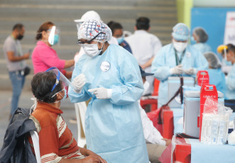 Lima, Perú.- En las fotos tomadas el 26 de marzo del 2021, muestra un centro de vacunación contra el coronavirus. La cifra de casos de coronavirus en Perú superó el millón y medio, y la de muertes alcanzó 50.831 desde que irrumpió la pandemia hace 12 meses, informó el Ministerio de Salud. Mientras, la vacunación contra el Covid-19 avanza a paso lento desde que empezó el 9 de febrero, debido a la falta de dosis cuya adquisición negocia el Gobierno.