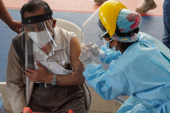 Lima, Perú.- En las fotos tomadas el 26 de marzo del 2021, muestra un centro de vacunación contra el coronavirus. La cifra de casos de coronavirus en Perú superó el millón y medio, y la de muertes alcanzó 50.831 desde que irrumpió la pandemia hace 12 meses, informó el Ministerio de Salud. Mientras, la vacunación contra el Covid-19 avanza a paso lento desde que empezó el 9 de febrero, debido a la falta de dosis cuya adquisición negocia el Gobierno.