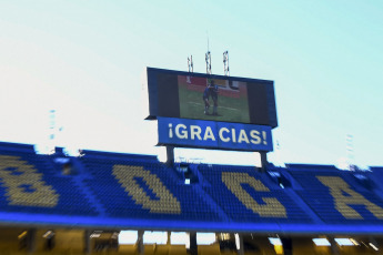 Buenos Aires, Argentina.- En las fotos tomadas el 22 de junio del 2021, argentinos salieron y celebraron el "Gol del Siglo", que Diego Maradona anotó en el estadio Azteca de México hace 35 años. Este 22 de junio se cumplió 35 años del triunfo de Argentina ante Inglaterra por 2-1 en los cuartos de final del Mundial de 1986 y, por consiguiente, se cumple un nuevo aniversario del Gol del Siglo, el segundo de Diego Armando Maradona en el estadio Azteca.