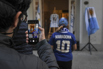 Buenos Aires, Argentina.- En las fotos tomadas el 22 de junio del 2021, argentinos salieron y celebraron el "Gol del Siglo", que Diego Maradona anotó en el estadio Azteca de México hace 35 años. Este 22 de junio se cumplió 35 años del triunfo de Argentina ante Inglaterra por 2-1 en los cuartos de final del Mundial de 1986 y, por consiguiente, se cumple un nuevo aniversario del Gol del Siglo, el segundo de Diego Armando Maradona en el estadio Azteca.