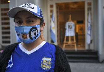 Buenos Aires, Argentina.- En las fotos tomadas el 22 de junio del 2021, argentinos salieron y celebraron el "Gol del Siglo", que Diego Maradona anotó en el estadio Azteca de México hace 35 años. Este 22 de junio se cumplió 35 años del triunfo de Argentina ante Inglaterra por 2-1 en los cuartos de final del Mundial de 1986 y, por consiguiente, se cumple un nuevo aniversario del Gol del Siglo, el segundo de Diego Armando Maradona en el estadio Azteca.