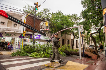 Santiago del Estero, Argentina.- En las fotos tomadas el 29 de noviembre del 2022, muestra los daños ocasionados tras el paso de un temporal en Santiago del Estero. Arboles caídos, cables cortados, voladuras de techos y carteles, daños en escuelas, desplome de antenas, vehículos averiados y familias afectadas dejaron como resultado las torrenciales lluvias con fuertes vientos en la ciudad de Santiago del Estero, informaron fuentes de Defensa Civil.