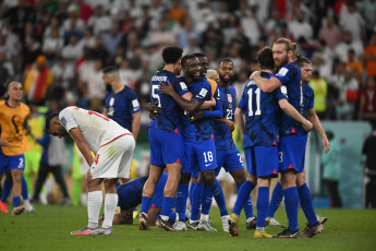 Doha, Qatar.- En las fotos tomadas el 29 de noviembre del 2022, durante el partido entre Estados Unidos e Irán en el estadio Al Thumama en la última fecha del Grupo B del Mundial Qatar 2022. Estados Unidos le ganó a Irán por 1-0- y aseguró su presencia en los octavos de final, instancia en la que se enfrentará con Países Bajos.