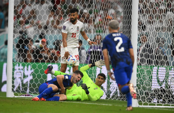 Doha, Qatar.- En las fotos tomadas el 29 de noviembre del 2022, durante el partido entre Estados Unidos e Irán en el estadio Al Thumama en la última fecha del Grupo B del Mundial Qatar 2022. Estados Unidos le ganó a Irán por 1-0- y aseguró su presencia en los octavos de final, instancia en la que se enfrentará con Países Bajos.