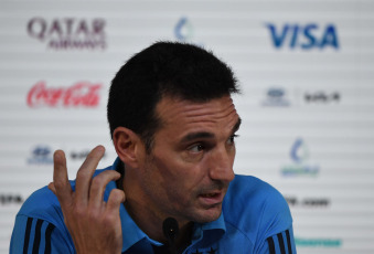 Doha, Qatar.- En las fotos tomadas el 25 de noviembre del 2022, el entrenador del seleccionado argentino, Lionel Scaloni, brindó una conferencia de prensa en Doha, Qatar. Scaloni, subrayó que el capitán del equipo Lionel Messi '''entrenó normalmente''' y que desconoce de donde salió la información de que '''estaba mal físicamente'', asegurando que "Messi está bien, no tiene ningún problema", asimismo, aseguró que hará cambios en el juego ante México.