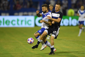 Buenos Aires, Argentina.- En las fotos tomadas el 30 de enero del 2023, durante el encuentro entre Vélez y Gimnasia en el estadio José Amalfitani de Liniers. Vélez se impuso 3-1 a Gimnasia y Esgrima de La Plata. Lucas Janson y Walter Bou sentenciaron la primera victoria del año del ‘Fortín’, mientras que Guillermo Enrique descontó la diferencia.