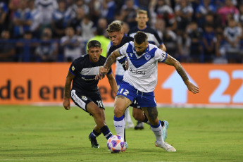 Buenos Aires, Argentina.- En las fotos tomadas el 30 de enero del 2023, durante el encuentro entre Vélez y Gimnasia en el estadio José Amalfitani de Liniers. Vélez se impuso 3-1 a Gimnasia y Esgrima de La Plata. Lucas Janson y Walter Bou sentenciaron la primera victoria del año del ‘Fortín’, mientras que Guillermo Enrique descontó la diferencia.