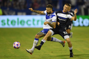 Buenos Aires, Argentina.- En las fotos tomadas el 30 de enero del 2023, durante el encuentro entre Vélez y Gimnasia en el estadio José Amalfitani de Liniers. Vélez se impuso 3-1 a Gimnasia y Esgrima de La Plata. Lucas Janson y Walter Bou sentenciaron la primera victoria del año del ‘Fortín’, mientras que Guillermo Enrique descontó la diferencia.