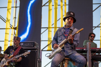 Bariloche, Argentina.- En las fotos tomadas el 29 de enero del 2023, la banda uruguaya No Te Va Gustar y la agrupación local de reggae Nonpalidece, animaron la tercera fecha de la segunda edición del Patagonia Picnic que reunió a unas 4.000 personas en el Predio de la Sociedad Rural de Bariloche. Un suceso cultural sin precedentes para la zona, donde asistieron amantes de la música, la comida y el arte.