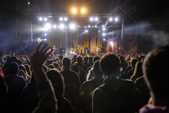 Bariloche, Argentina.- En las fotos tomadas el 29 de enero del 2023, la banda uruguaya No Te Va Gustar y la agrupación local de reggae Nonpalidece, animaron la tercera fecha de la segunda edición del Patagonia Picnic que reunió a unas 4.000 personas en el Predio de la Sociedad Rural de Bariloche. Un suceso cultural sin precedentes para la zona, donde asistieron amantes de la música, la comida y el arte.