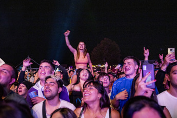 Bariloche, Argentina.- En las fotos tomadas el 29 de enero del 2023, la banda uruguaya No Te Va Gustar y la agrupación local de reggae Nonpalidece, animaron la tercera fecha de la segunda edición del Patagonia Picnic que reunió a unas 4.000 personas en el Predio de la Sociedad Rural de Bariloche. Un suceso cultural sin precedentes para la zona, donde asistieron amantes de la música, la comida y el arte.