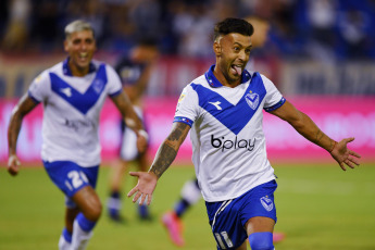 Buenos Aires, Argentina.- En las fotos tomadas el 30 de enero del 2023, durante el encuentro entre Vélez y Gimnasia en el estadio José Amalfitani de Liniers. Vélez se impuso 3-1 a Gimnasia y Esgrima de La Plata. Lucas Janson y Walter Bou sentenciaron la primera victoria del año del ‘Fortín’, mientras que Guillermo Enrique descontó la diferencia.