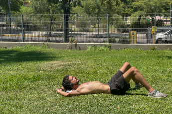 Buenos Aires, Argentina.- En las fotos tomadas el 12 de febrero del 2023, muestra las calles de Buenos Aires en medio de una ola de calor que atraviesa el país. Este domingo a las 4:00 p.m. (hora local) se registró una temperatura de 38,1 grados Celsius en Buenos Aires, siendo la más alta durante el mes de febrero desde 1961, informó el Servicio Meteorológico Nacional (SMN) de Argentina. "Esta es la temperatura más alta registrada en febrero para la Ciudad de Buenos Aires desde 1961. También tuvimos la noche más cálida de los últimos 60 años", indicó el SMN.