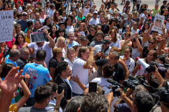 La Pampa, Argentina.- En las fotos tomadas el 2 de febrero del 2023, las personas protestan a la salida del Centro Judicial de Santa Rosa, donde se conoció el veredicto por el caso Lucio Dupuy, en el que Magdalena Espósito Valenti, progenitora del niño, y su novia, Abigail Páez, fueron declaradas penalmente responsables por homicidio. La pena se conocerá en otra audiencia, aunque los agravantes indican que recibirán prisión perpetua.