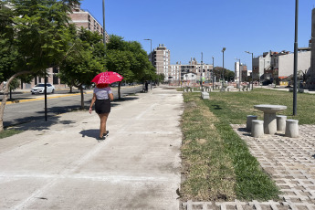 Buenos Aires, Argentina.- En las fotos tomadas el 12 de febrero del 2023, muestra las calles de Buenos Aires en medio de una ola de calor que atraviesa el país. Este domingo a las 4:00 p.m. (hora local) se registró una temperatura de 38,1 grados Celsius en Buenos Aires, siendo la más alta durante el mes de febrero desde 1961, informó el Servicio Meteorológico Nacional (SMN) de Argentina. "Esta es la temperatura más alta registrada en febrero para la Ciudad de Buenos Aires desde 1961. También tuvimos la noche más cálida de los últimos 60 años", indicó el SMN.