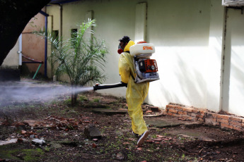 Posadas, Argentina.- En las fotos tomadas el 2 de febrero del 2023, autoridades sanitarias participan de un operativo de prevención del Chikungunya en Posadas, Argentina. La enfermedad, transmitida por el mosquito Aedes aegypti -que también es vector del dengue, zika y fiebre amarilla-, está generando un importante brote en Paraguay, por lo que las autoridades sanitarias argentinas instaron a estar alerta en el país, donde ya hay casos importados en cinco provincias.