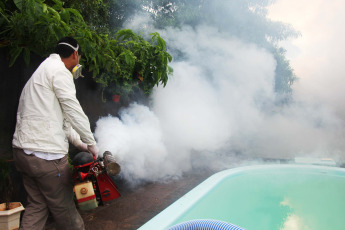 Posadas, Argentina.- En las fotos tomadas el 2 de febrero del 2023, autoridades sanitarias participan de un operativo de prevención del Chikungunya en Posadas, Argentina. La enfermedad, transmitida por el mosquito Aedes aegypti -que también es vector del dengue, zika y fiebre amarilla-, está generando un importante brote en Paraguay, por lo que las autoridades sanitarias argentinas instaron a estar alerta en el país, donde ya hay casos importados en cinco provincias.