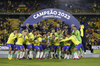 Bogotá, Colombia.- En las fotos tomadas el 12 de febrero del 2023, la selección de Brasil venció a Uruguay 2-0 en el estadio El Campín y se quedó con el título del Sudamericano juvenil. Brasil culminó el hexagonal con 13 puntos, seguida de Uruguay con 12, Colombia con 10, Ecuador con 4, Venezuela con 2 y Paraguay con uno.