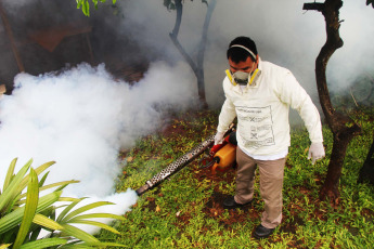 Posadas, Argentina.- En las fotos tomadas el 2 de febrero del 2023, autoridades sanitarias participan de un operativo de prevención del Chikungunya en Posadas, Argentina. La enfermedad, transmitida por el mosquito Aedes aegypti -que también es vector del dengue, zika y fiebre amarilla-, está generando un importante brote en Paraguay, por lo que las autoridades sanitarias argentinas instaron a estar alerta en el país, donde ya hay casos importados en cinco provincias.