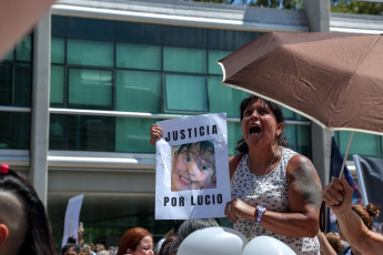 La Pampa, Argentina.- En las fotos tomadas el 2 de febrero del 2023, las personas protestan a la salida del Centro Judicial de Santa Rosa, donde se conoció el veredicto por el caso Lucio Dupuy, en el que Magdalena Espósito Valenti, progenitora del niño, y su novia, Abigail Páez, fueron declaradas penalmente responsables por homicidio. La pena se conocerá en otra audiencia, aunque los agravantes indican que recibirán prisión perpetua.