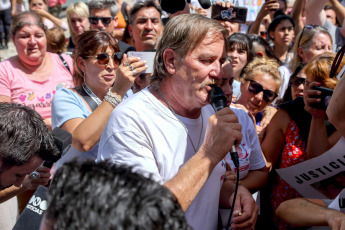 La Pampa, Argentina.- En las fotos tomadas el 2 de febrero del 2023, las personas protestan a la salida del Centro Judicial de Santa Rosa, donde se conoció el veredicto por el caso Lucio Dupuy, en el que Magdalena Espósito Valenti, progenitora del niño, y su novia, Abigail Páez, fueron declaradas penalmente responsables por homicidio. La pena se conocerá en otra audiencia, aunque los agravantes indican que recibirán prisión perpetua.