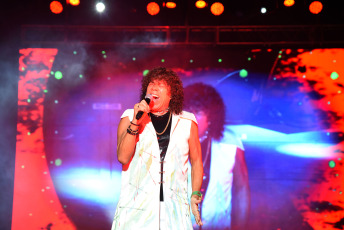 Paraná, Argentina.- En las fotos tomadas el 5 de marzo del 2023, las personas asisten a la Fiesta Nacional del Mate en la Plaza de las Colectividades de la ciudad de Paraná, Argentina. La 33° Fiesta Nacional del Mate, contó con la presentación de artistas locales y nacionales como el grupo Ahyre y la Mona Jiménez.