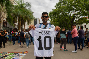 Santiago del Estero, Argentina.- En las fotos tomadas el 27 de marzo del 2023, las personas esperan para recibir a la Selección Argentina en las calles de Santiago del Estero. Luego del homenaje a los campeones en la sede de Conmebol en Luque, Paraguay, los jugadores de la Albiceleste llegaron a Santiago del Estero en la previa del amistoso ante Curazao, que tendrá lugar desde las 20:30 horas (hora local) este martes en el Estadio Único Madre de Ciudades.