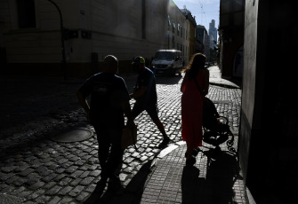 Buenos Aires, Argentina.- En las fotos tomadas el 14 de marzo del 2023, muestra las calles de Buenos Aires en medio de la ola de calor que atraviesa el país. La zona centro y norte de Argentina continúa bajo una ola de calor, que se extiende por segunda semana consecutiva, donde las temperaturas superan los 38 grados centígrados, con sensaciones térmicas mayores a los 40 grados, y cortes de energía de más de 100.000 usuarios.