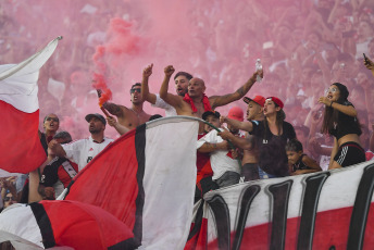 Buenos Aires, Argentina.- En las fotos tomadas el 12 de marzo del 2023, durante el encuentro entre River Plate y Godoy Cruz en el Estadio Monumental. River Plate goleó 3-0 a Godoy Cruz en el Monumental con Lucas Beltrán como figura y goleador, obtuvo su tercer triunfo y se convirtió en el único escolta del Torneo de la Liga, que tiene a San Lorenzo como líder.