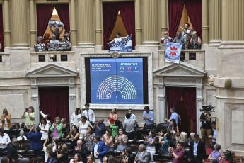 Buenos Aires, Argentina.- En las fotos tomadas el 29 de febrero del 2023, miembros de la Cámara de Diputados asistieron a la sesión para tratar el proyecto de moratoria previsional. El Parlamento de Argentina aprobó la ley que permitirá a unas 800.000 personas que no reúnen los requisitos para poder jubilarse puedan hacerlo de forma excepcional.