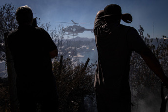 Bariloche, Argentina.- En las fotos tomadas el 27 de marzo del 2023, autoridades combaten un incendio forestal en la barda del Ñireco en la zona este de Bariloche. Las provincias de Buenos Aires, Corrientes y Neuquén registran este martes incendios forestales activos, mientras que los demás focos ígneos detectados en Entre Ríos, Chubut, Tierra del Fuego y Río Negro están contenidos o controlados, informó el Servicio Nacional de Manejo del Fuego (SNMF).