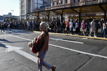 Buenos Aires, Argentina.- En las fotos tomadas el 17 de marzo del 2023, una multitud de personas esperan el transporte público en medio de un paro de colectivos que afecta el Área Metropolitana de Buenos Aires (AMBA) y el interior del país. Se trata de una medida de fuerza llevada adelante por un sector disidente de la Unión Tranviarios Automotor (UTA), en reclamo de mejoras salariales y ante la "falta de respuestas" del Ministerio de Trabajo para el reconocimiento de las autoridades electas en distintas seccionales.