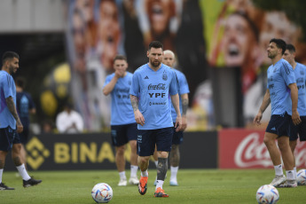 Buenos Aires, Argentina.- En las fotos tomadas el 21 de marzo del 2023, la Selección Argentina realizó su primer entrenamiento, en el predio de la AFA en Ezeiza de cara a los amistosos frente a Panamá y Curazao. El técnico Lionel Scaloni, sumó al ensayo a Claudio Echeverri, promesa de River Plate que defenderá a la Selección Sub 17 en el Sudamericano de la categoría.