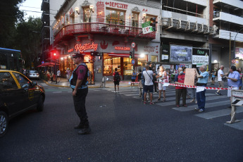 Buenos Aires, Argentina.- En las fotos tomadas el 14 de marzo del 2023, vecinos de diferentes barrios de Buenos Aires salieron a la calle para protestar contra los cortes de luz que afectan a casi 150.000 hogares, según datos del Ente Nacional Regulador de la Electricidad (ENRE). Los cortes se producen en medio de una ola de calor que este martes registró una sensación térmica que superó los 42.4 grados en el Área Metropolitana de Buenos Aires.