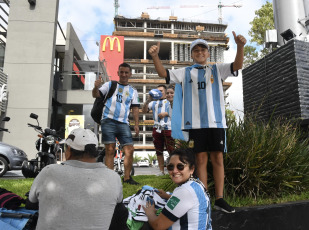 Buenos Aires, Argentina.- En las fotos tomadas el 23 de marzo del 2023, los hinchas esperan a entrar al estadio El Monumental donde el seleccionado argentino de fútbol, campeón del mundo en Qatar 2022, festejará por primera vez con los fanáticos minutos antes del inicio del partido amistoso contra Panamá.