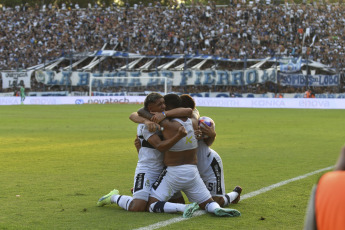 La Plata, Argentina.- En las fotos tomadas el 19 de marzo del 2023, durante el encuentro entre Gimnasia y Esgrima La Plata y Estudiantes de La Plata en el Estadio Juan Carmelo Zerillo, por la Liga Profesional Argentina. Gimnasia y Esgrima hizo historia ante Estudiantes, le ganó por 2 a 1 tras empezar perdiendo y se quedó con el clásico después de 13 años.