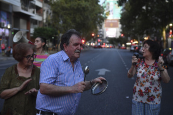 Buenos Aires, Argentina.- En las fotos tomadas el 14 de marzo del 2023, vecinos de diferentes barrios de Buenos Aires salieron a la calle para protestar contra los cortes de luz que afectan a casi 150.000 hogares, según datos del Ente Nacional Regulador de la Electricidad (ENRE). Los cortes se producen en medio de una ola de calor que este martes registró una sensación térmica que superó los 42.4 grados en el Área Metropolitana de Buenos Aires.